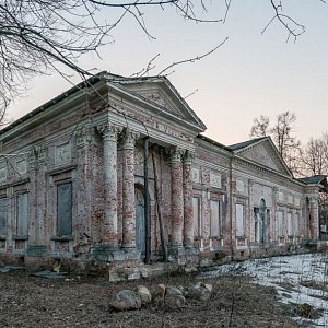 Усадьба Голициных 1780 г. Расположение: МО, городской округ Красногорск, с. Николо-Урюпино. Объём остекления 73 м2. современное деревянное окно с повторением исторической расстекловки. Начало работ – июнь 2025 г.