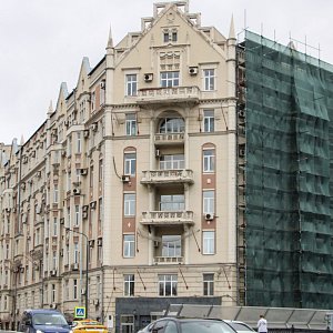 Доходный дом Басманного товарищества 1913 г. п. Расположение: Москва, ул. Новая Басманная, д.10. стр. 1. Объем остекления 1 800 м2. Воссоздание исторических двухрамных окон. Начало работ – сентябрь 2025 г.