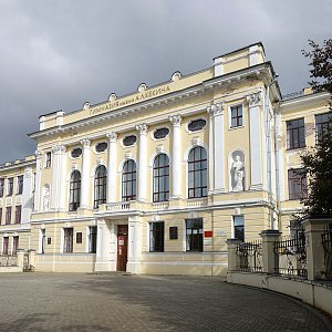 Гимназия имени А.Л. Кекина 1907 года постройки. Расположение: Ярославская обл., г. Ростов Великий, ул. Моравского, д. 6. Объём остекления – 565 м2, современные евроокна с повторением исторической расстекловки окна. Начало работ – август 2026 г.
